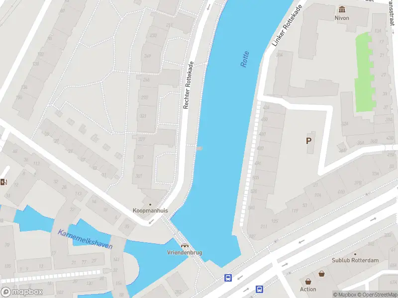 Ambulance met grote spoed naar de Rechter Rottekade in Rotterdam