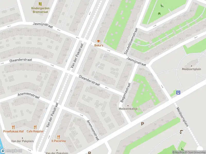 Ambulance met gepaste spoed naar de Hagedoornweg in Amsterdam