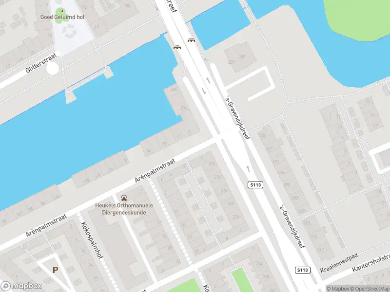 Ambulance met gepaste spoed naar de Arènpalmstraat in Amsterdam