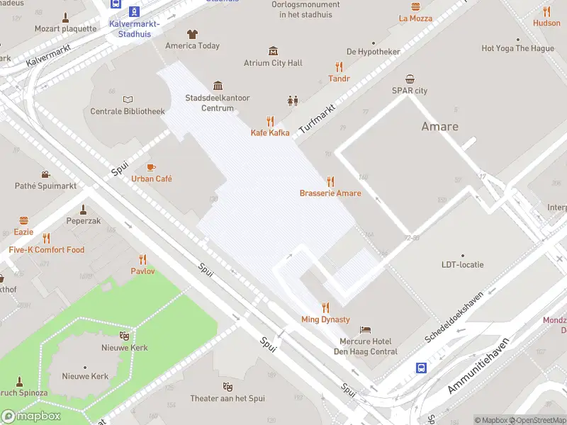 Ambulance met grote spoed naar de Spuiplein in 's-Gravenhage