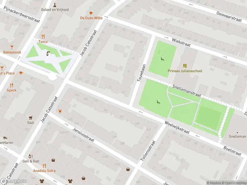 Ambulance met grote spoed naar de Woelwijkstraat in Rotterdam