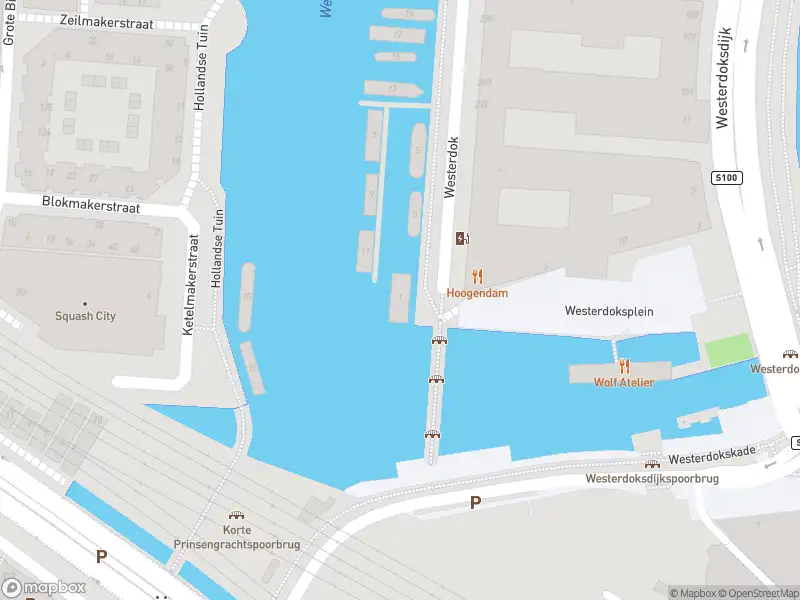 Ambulance met gepaste spoed naar de Westerdoksplein in Amsterdam