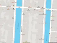 Ambulance met grote spoed naar de Reestraat in Amsterdam