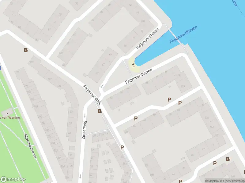 Ambulance met grote spoed naar de Feijenoordhaven in Rotterdam