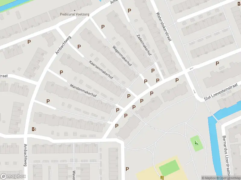 Ambulance met gepaste spoed naar de Kaarsenmakerhof in Schiedam