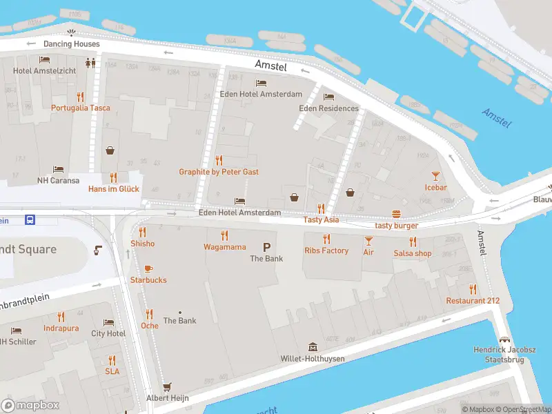 Ambulance met gepaste spoed naar de Amstelstraat in Amsterdam