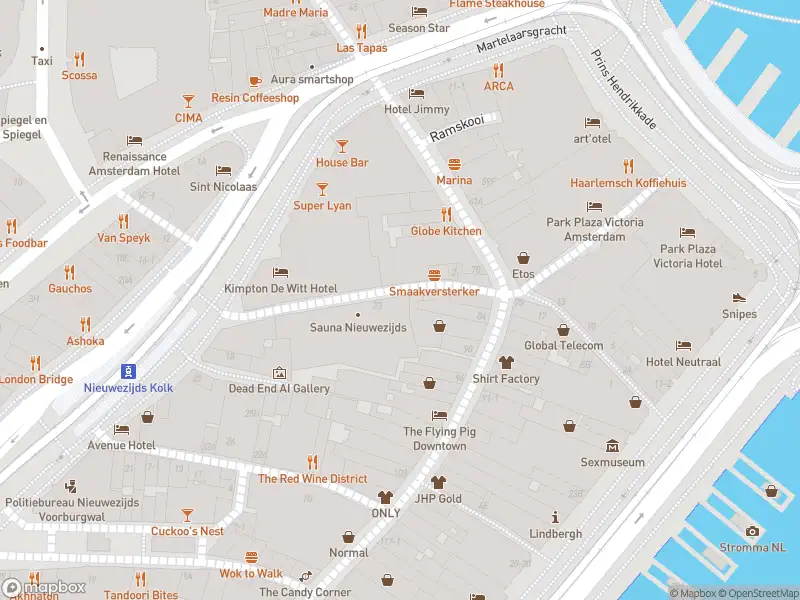 Ambulance met grote spoed naar de Nieuwezijds Armsteeg in Amsterdam