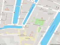 Ambulance met grote spoed naar de Oudemanhuispoort in Amsterdam