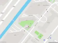 Ambulance met grote spoed naar de Loenermark in Amsterdam