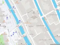 Ambulance met grote spoed naar de Barbarasteeg in Delft