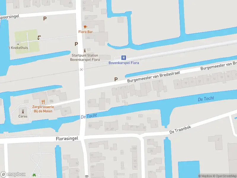 Ambulance met grote spoed naar de Burgemeester van Bredastraat in Bovenkarspel