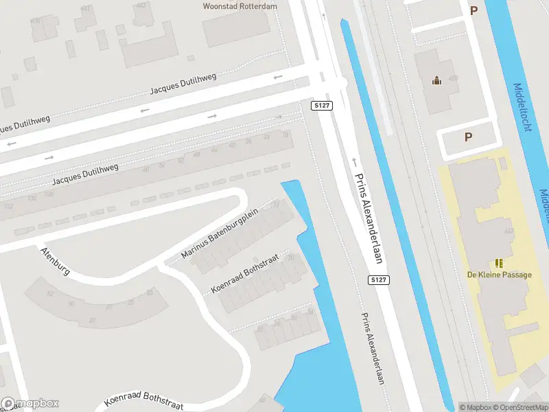 Ambulance met grote spoed naar de Marinus Batenburgplein in Rotterdam