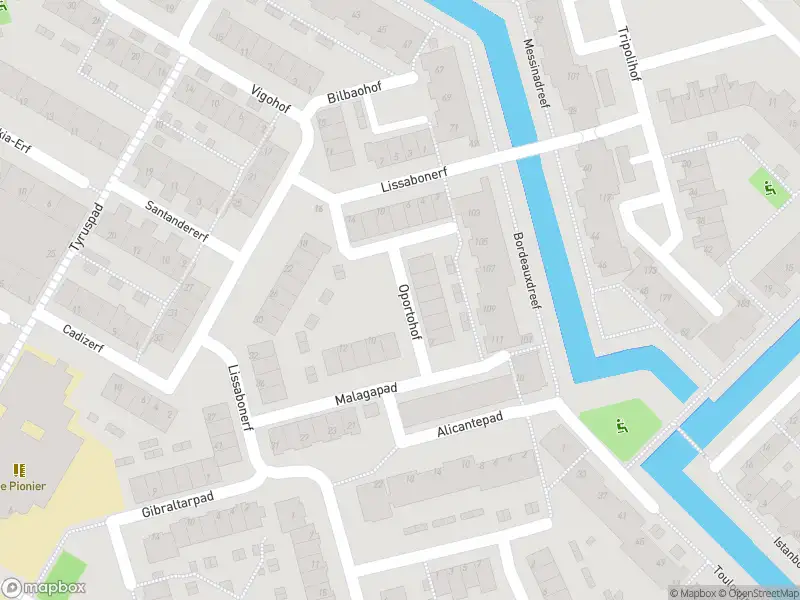 Ambulance met grote spoed naar de Oportohof in Rotterdam