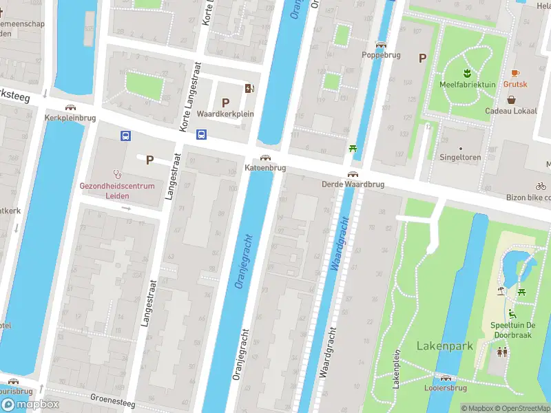 Ambulance met grote spoed naar de Oranjegracht in Leiden