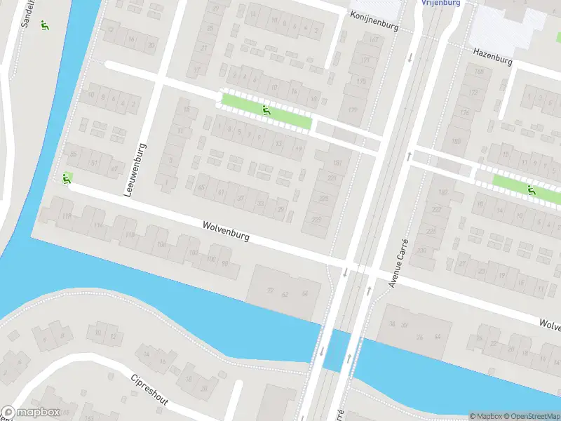 Ambulance met grote spoed naar de Wolvenburg in Barendrecht