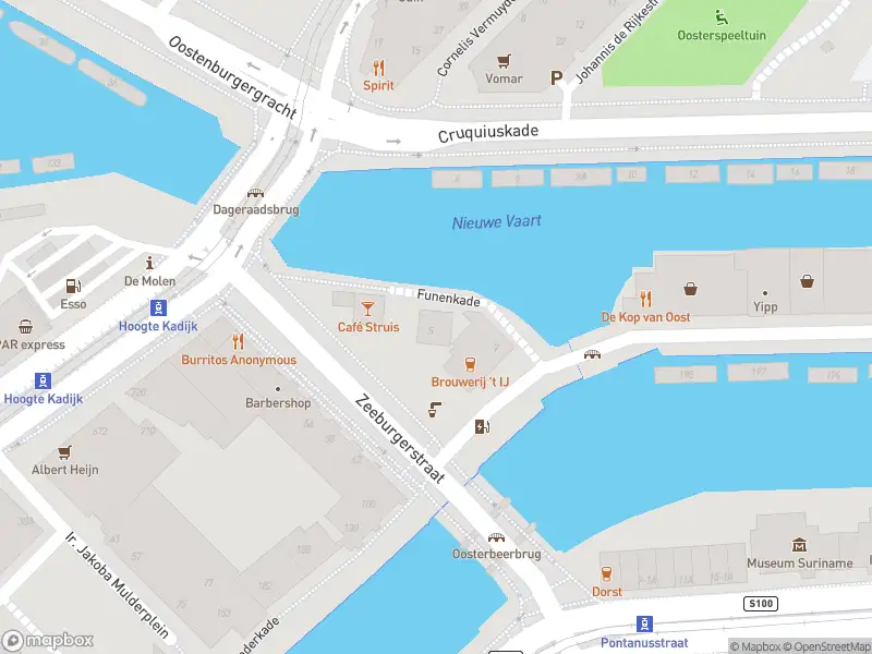 Ambulance met grote spoed naar de Funenkade in Amsterdam