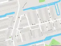 Ambulance met grote spoed naar de Senegalhof in Delft