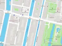 Ambulance met grote spoed naar de Oranjegracht in Leiden