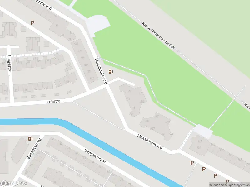 Ambulance met grote spoed naar de Maasboulevard in Spijkenisse