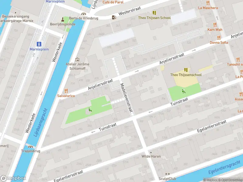 Ambulance met gepaste spoed naar de Madelievenstraat in Amsterdam