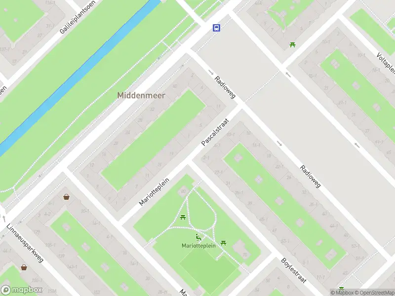 Ambulance met grote spoed naar de Pascalstraat in Amsterdam