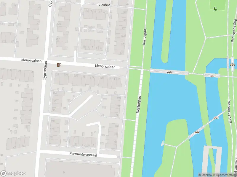 Ambulance met gepaste spoed naar de Korfoepad in Rotterdam