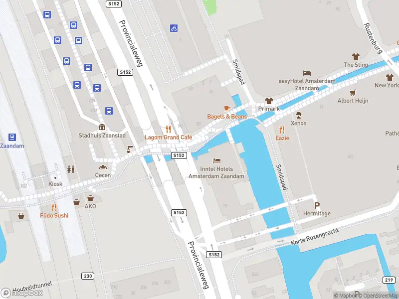 Ambulance met gepaste spoed naar de Stadhuisplein in Zaandam