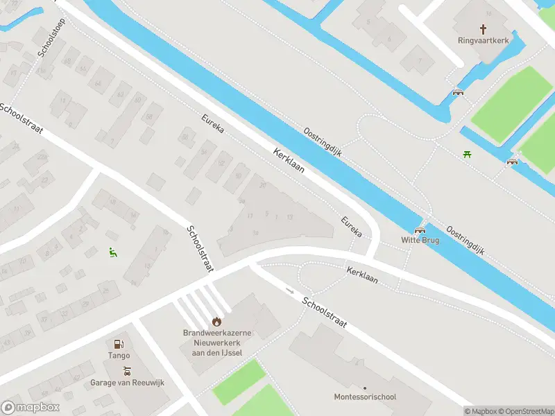 Ambulance met grote spoed naar de Eureka in Nieuwerkerk aan den IJssel