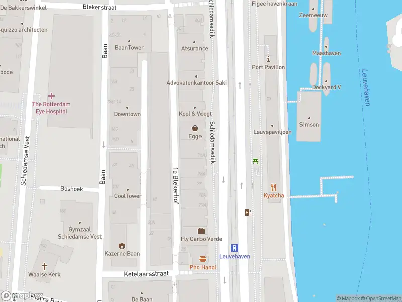 Ambulance met grote spoed naar de Schiedamsedijk in Rotterdam