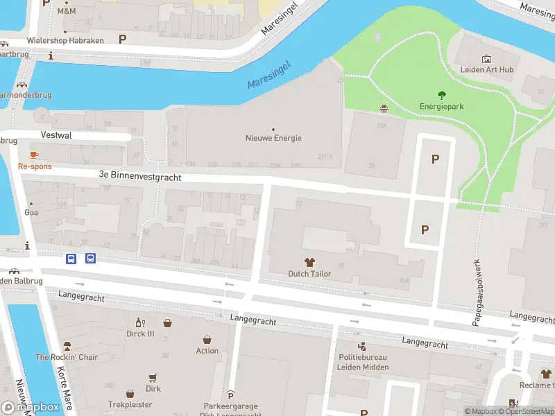 Ambulance met gepaste spoed naar de Reineveststeeg in Leiden