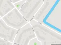 Brandweer met grote spoed naar de Eek in Huizen vanwege gebouwbrand