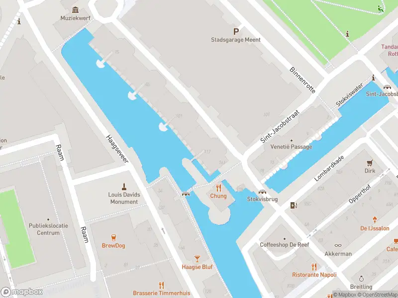 Ambulance met grote spoed naar de Noordmolenwerf in Rotterdam