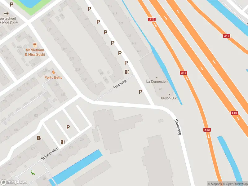 Ambulance met grote spoed naar de Staalweg in Delft