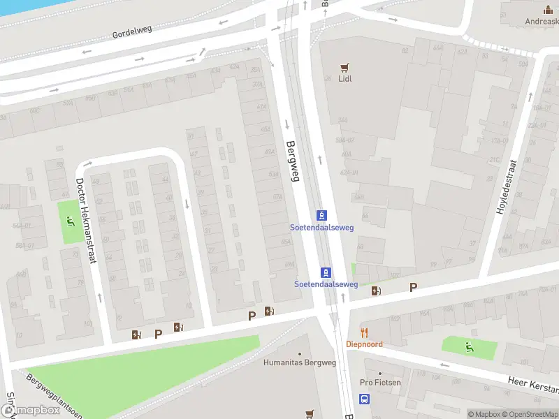 Ambulance met grote spoed naar de Bergweg in Rotterdam