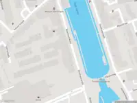 Ambulance met grote spoed naar de Westhavenkade in Vlaardingen