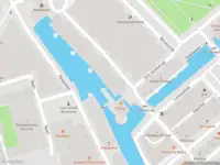 Ambulance met grote spoed naar de Noordmolenwerf in Rotterdam