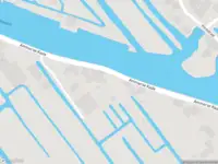 Ambulance met grote spoed naar de Ammerse Kade in Groot-Ammers