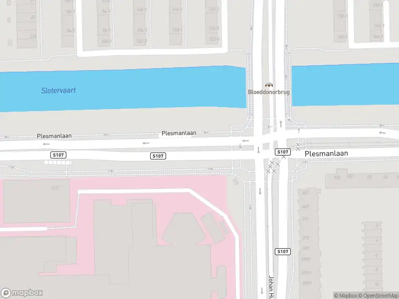 Ambulance met grote spoed naar de Louis Bouwmeesterstraat in Amsterdam