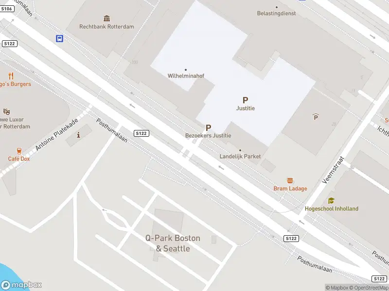 Ambulance met grote spoed naar de Posthumalaan in Rotterdam