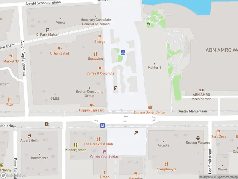 Ambulance met grote spoed naar de Gustav Mahlerplein in Amsterdam