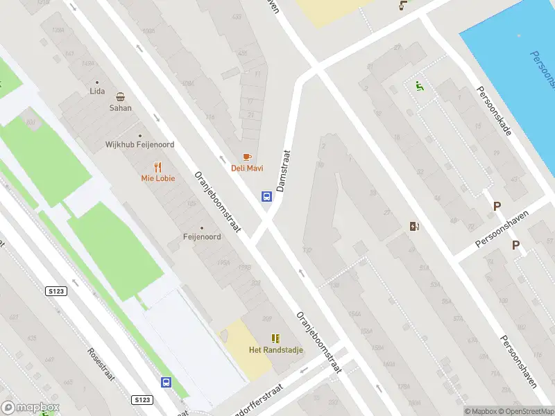 Ambulance met grote spoed naar de Oranjeboomstraat in Rotterdam