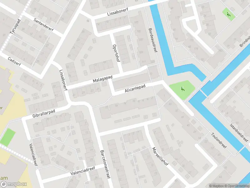 Ambulance met grote spoed naar de Alicantepad in Rotterdam