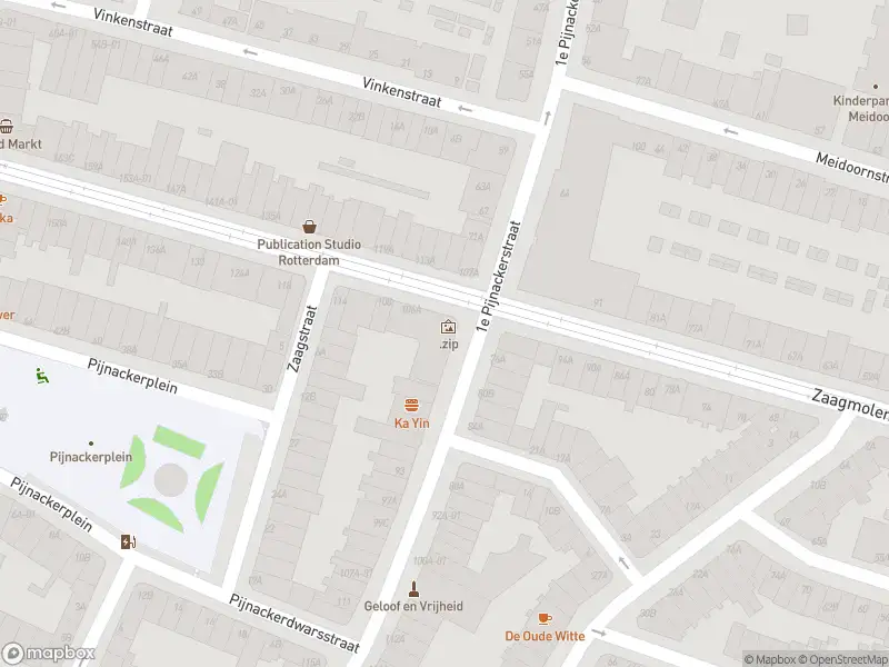 Ambulance met gepaste spoed naar de 1e Pijnackerstraat in Rotterdam