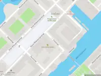 Ambulance met gepaste spoed naar de Poolstraat in Amsterdam