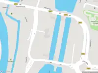 Politie met grote spoed naar de Julianasluisterrein in Gouda vanwege voertuigen te water