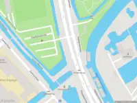 Ambulance met grote spoed naar de Oegstgeesterweg in Leiden