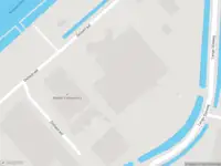 Brandweer met grote spoed naar de Deltastraat in Zierikzee vanwege voertuigen te water