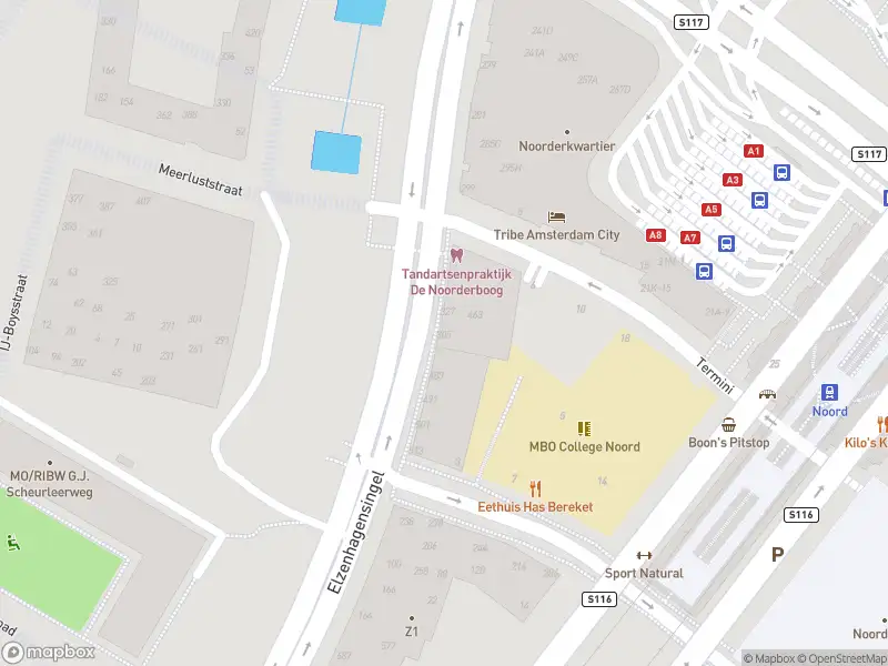 Ambulance met grote spoed naar de Elzenhagensingel in Amsterdam