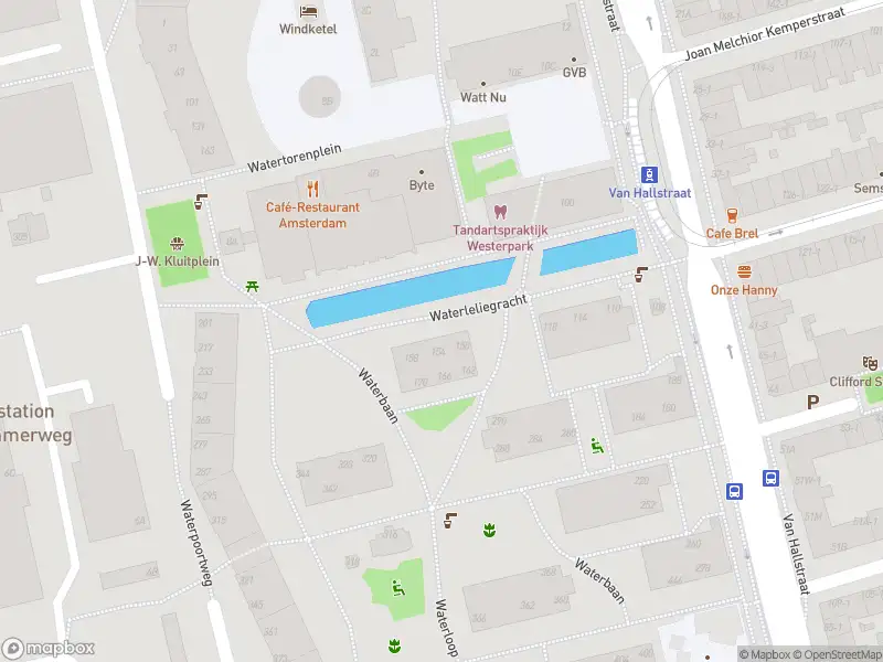 Ambulance met grote spoed naar de Waterkeringweg in Amsterdam