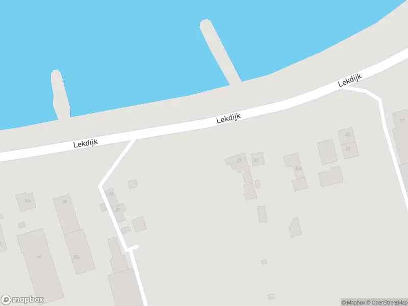 Ambulance met gepaste spoed naar de Lekdijk in Langerak